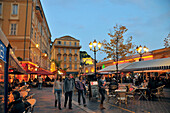 Menschen am Cours Saleya in der Altstadt am Abend, Nizza, Côte d'Azur, Süd Frankreich, Europa