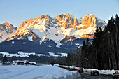 Blick über Landstrasse auf den wilden Kaiser, Winter in Tirol, Österreich, Europa