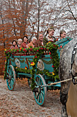 Frauen in Tracht auf einem dekorierten Pferdewagen, Leonhardiritt, Bad Tölz, Oberbayern, Bayern, Deutschland