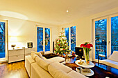 Moderne Wohnung mit Weihnachtsbaum, Hamburg, Deutschland