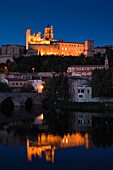 France, Languedoc-Roussillon, Herault Department, Beziers, Cathedrale St-Nazaire cathedral and the Pont Vieux bridge, dusk