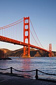 USA, California, San Francisco, Presidio, Golden Gate National Recreation Area, Golden Gate Bridge from Fort Point, dawn