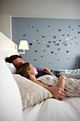 Paar liegt auf einem Hotelbett, Hotel Bloom, Brüssel, Belgien