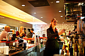 Gäste an der Bar, canteenM, Hotel Citizen M, Amsterdam, Niederlande