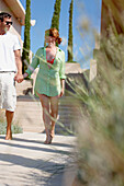Paar geht Hand in Hand spazieren, Hotel La Réserve Ramatuelle, Chemin de la Quessine, Ramatuelle, Provence-Alpes-Côte d'Azur, Frankreich