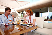 Paar beim Lunch im Restaurant, Hotel La Réserve Ramatuelle, Chemin de la Quessine, Ramatuelle, Provence-Alpes-Côte d'Azur, Frankreich