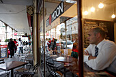 Geschäftsmann in Espresso Bar Red Moon Coffee Shop, Long Street, City Centre, Kapstadt, Südafrika, Afrika