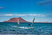 Surfer vor der Insel Lobos, Corralejo, Fuerteventura, Kanarische Inseln, Spanien
