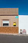 Briefkasten und Stühle an einem Haus, Antigua, Fuerteventura, Kanarische Inseln, Spanien