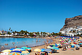 Menschen am Strand im Sonnenlicht, Puerto de Mogan, Gran Canaria, Kanarische Inseln, Spanien, Europa