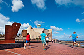 Menschen auf der Promenade vor dem Konzerthaus, Auditorio Alfredo Kraus, Las Palmas, Gran Canaria, Kanarische Inseln, Spanien, Europa