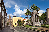 Brunnen auf der Plaza Espiritu Santo in der Altstadt, Vegueta, Las Palmas, Gran Canaria, Kanarische Inseln, Spanien, Europa