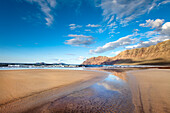 Strand Playa de Famara vor Bergkette Risco de Famara, Lanzarote, Kanarische Inseln, Spanien, Europa