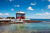 Blaues Haus am Strand, Arrieta, Lanzarote, Kanarische Inseln, Spanien, Europa