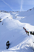 Gruppe von Skitourengehern steigt zur Pallspitze auf, Pallspitze, Langer Grund, Kitzbüheler Alpen, Tirol, Österreich