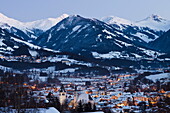 Abend Panorama, Altstadt, Pfarrkirche und Liebfrauenkirche, Vorderstadt, Kitzbühel, Tirol, Österreich