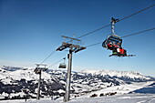 Skifahrer im Sessellift, Skigebiet Pengelstein, Lift, Kirchberg, Kitzbühel, Tirol, Österreich