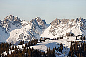 Skigebiet Ehrenbachhöhe, Wilder Kaiser im Hintergrund, Kitzbühel, Tirol, Österreich