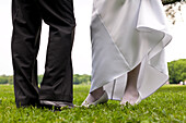 Beine eines Brautpaares im Park stehend, Hochzeit, Leipzig, Sachsen, Deutschland