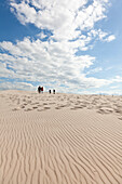 Touristen wandern durch die Dünen, Slowinzischer Nationalpark, UNESCO Weltnaturerbe, Polnische Ostseeküste, Leba, Pommern, Polen