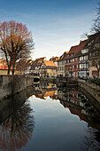Spiegelung von Fachwerkhäuser im Fluß, Altstadt im Winter, Colmar, Elsass, Frankreich