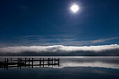 Mond über dem Starnberger See, Bootssteg und Nebel in Morgendämmerung, Oberbayern, Deutschland