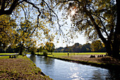 Eisbach, Englischer Garten in Oktobersonne, München, Deutschland