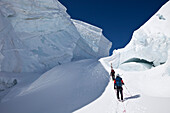 Skibergsteiger in Eisbruch am Mont Blanc du Tacul, Chamonix, Mont-Blanc, Frankreich