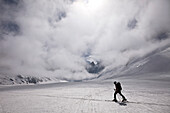 Skitourengänger auf Gletscher im Mont Blanc Gebiet, Chamonix Mont Blanc, Frankreich, Europa