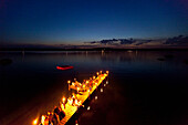 Menschen auf Boossteg mit Fackeln in der Abenddämmerung, Starnberger See, Bayern, Deutschland, Europa