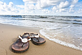 Sandalen am Strand, Nordseeküste, Niedersachsen, Deutschland, Europa