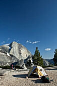 Der Berg Half Dome mit Zelt im Sonnenlicht, Yosemite Nationalpark, Kalifornien, USA, Amerika