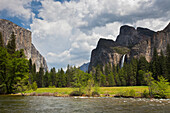 Yosemite Valley unter Wolkenhimmel, Merced River, El Capitan und Bridalveil Wasserfall im Yosemite Nationalpark, Kalifornien, USA, Amerika