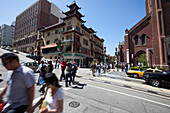 Menschen auf Straßenkreuzung im Sonnenlicht, San Francisco, Kalifornien, USA, Amerika