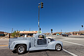 Pickup Truck an einer Kreuzung, Joshua Tree Nationalpark, Riverside County, Kalifornien, USA, Amerika