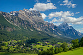 Blick auf Cortina d'Ampezzo mit Antelao und Sorapis, Cortina d'Ampezzo, Dolomiten, Belluno, Italien, Europa