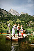 Kinder auf einem Floß im Badesee, Hotel Feuerstein, Gossensaß, Brenner, Südtirol, Trentino-Südtirol, Italien