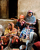 Ukili Plaiting, das Flechten von Dattelpalmenblättern zu Taschen nach traditionellen Mustern, Kunsthandwerkprojekt Moto, Kooperative bei Kisomanga, Uroa, Ostküste, Sansibar, Tansania, Ostafrika