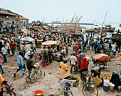 Fischmarkt am alten Dhow Hafen, Händler und Kunden, Segler werden beladen, Stadtteil Malindi, Zanzibar Town, Sansibar, Tansania, Ostafrika