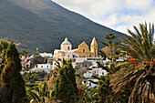 Kirche im weißen Dorf, Insel Stromboli, Liparische Inseln, Sizilien, Italien