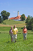 Eine Gruppe Rentner beim Wandern, Kloster Reutberg, Oberbayern, Bayern, Deutschland, Europa