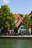 Isar canal and the Stadt Landshut beergarden, Landshut, Lower Bavaria, Bavaria, Germany, Europe
