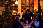 Menschen im Restaurant Ricasso am Abend, München, Oberbayern, Bayern, Deutschland, Europa