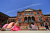 Menschen im John Madejski Garden vor dem Victoria and Albert Museum, London, England, Grossbritannien, Europa