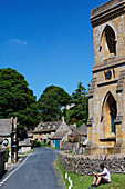 Turm der St. Barnabas Kirche und das Snowshill Arms Pub, Snowshill, Gloucestershire, Cotswolds, England, Großbritannien, Europa