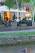 Café des Olde Manse Hotel am Fluss Windrush am Abend, Bourton-on-the-water, Gloucestershire, Cotswolds, England, Großbritannien, Europa