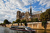 Ausflugsboot auf der Seine mit Ile de la Cite und Notre Dame, Paris, Frankreich, Europa