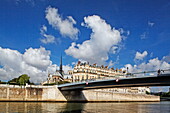 Ile de la Cite, Seine und Notre Dame unter blauem Himmel, Paris, Frankreich, Europa