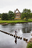 Klosterruine Bolton Abbey am Ufer des Flusses Wharfe, Yorkshire Dales Nationalpark, Yorkshire Dales, Yorkshire, England, Großbritannien, Europa