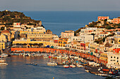 Blick auf Hafen und Stadt Ponza, Insel Ponza, Pontinische Inseln, Latium, Italien, Europa